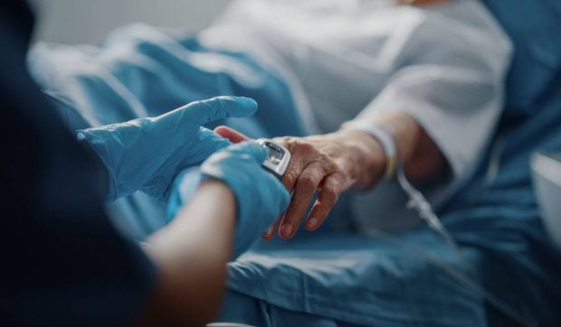 Medicii din Galați i-au cerut scuze unui pacient supărat că a pierdut cazarea la mare. Au fost nevoiți să-i salveze viața