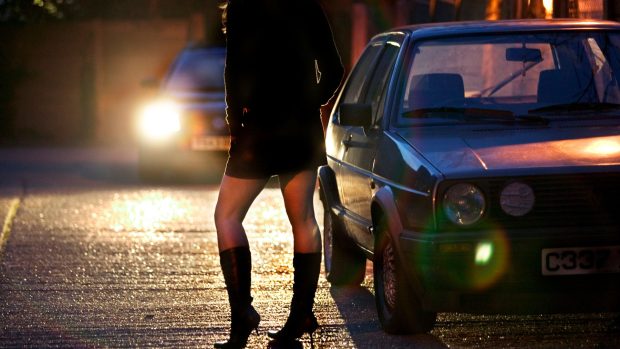 Percheziții în 9 județe la infractorii care au obținut 5,3 milioane de lei păcălind zeci de românce să se prostitueze