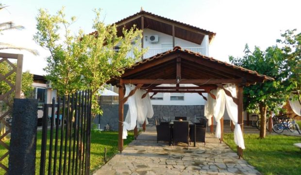Familie de români, experiență teribilă într-o casă închiriată pe Booking în Halkidiki: „Vor să mușamalizeze cazul”