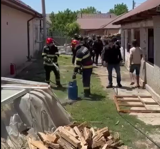 O tânără din Zimnicea a vrut să arunce o casă în aer după ce s-a certat cu iubitul și a fost liniștită doar de mascați
