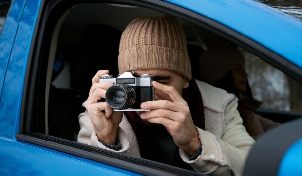 Un bărbat din Oradea filmează fete pe ascuns și publică pozele online: lucrează ca șofer pe Bolt și Uber, dar și ca profesor la o școală privată