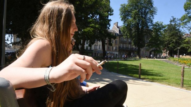 Fumatul a fost interzis în școli, parcuri și pe plaje pentru a proteja copiii, în Franța. Ce amenzi se vor da cui nu respectă legea