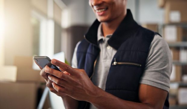 Cum te lasă un fals curier fără WhatsApp și fără bani în cea mai recentă metodă de fraudare