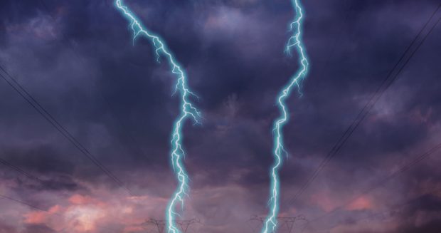Cod roșu de furtună în localități din Neamț. Meteorologii anunță grindină și fulgere
