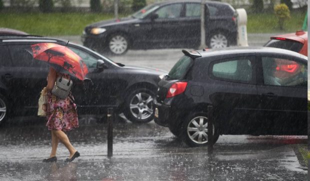 Avertizare meteo ANM de ploi torențiale, vijelii și grindină, dar și de caniculă: 15 județe sunt vizate de codurile galbene