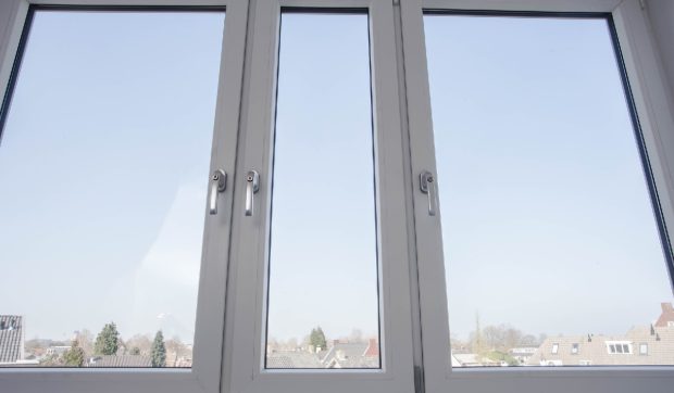 Motivul pentru care judecătorii din Oradea îl obligă pe un patron din industria termopanelor la 120 de zile de muncă în folosul comunității