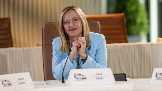 Imaginea summitului G7: Giorgia Meloni își dă ochii peste cap după ce Emmanuel Macron îi spune ceva la ureche | VIDEO