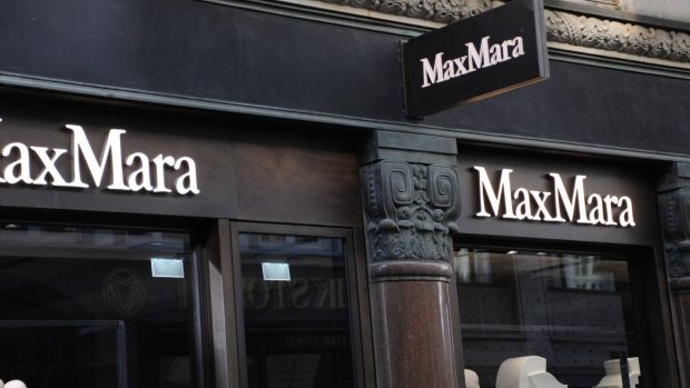Grevă la gigantul luxului Max Mara: gențile de 3.000 euro se fac cu chinezi exploatați la 2 euro/ oră. „Ne spun că suntem prea grași”