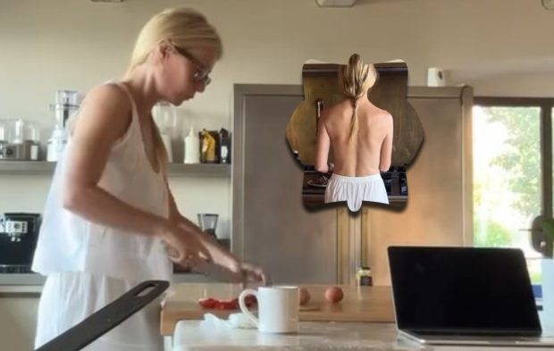 Actrița de 52 de ani și-a uimit fanii. A gătit topless „micul dejun al iubitului” și a postat clipul video pe internet