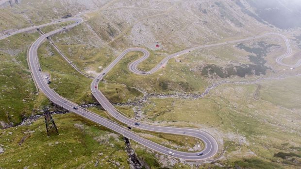 Transfăgărășanul se deschide vineri. Turiștii să nu încerce să interacționeze cu urșii de pe cel mai impresionant traseu din România
