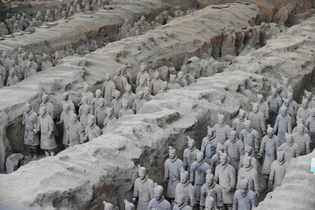 Un turist a distrus două statui din Armata de Teracotă a Chinei după o cădere de 5 metri