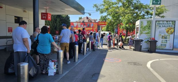 Paharele din plastic au devenit sursă de venit zilnică pentru unele persoane, în Cluj. Cum păcălesc aparatele de reciclare