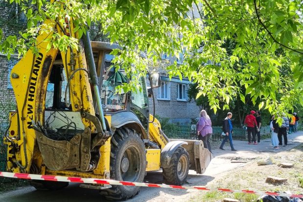 Un român a fugit cu un excavator de pe un șantier din Belgia și l-a abandonat pe câmp: „Tot furt e!”