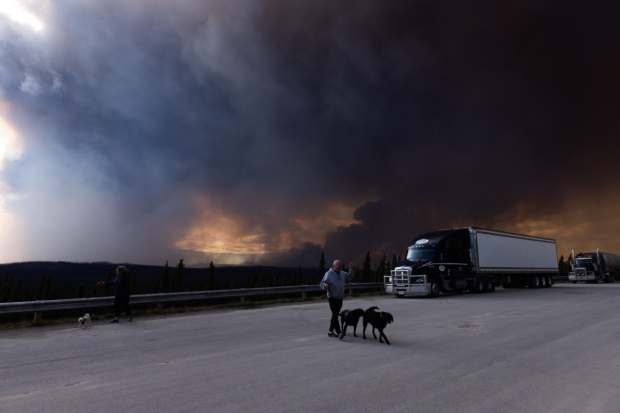 Fumul de la incendiile din Canada a ajuns până în Europa. „Cer încețoșat și apusuri de soare roșii”