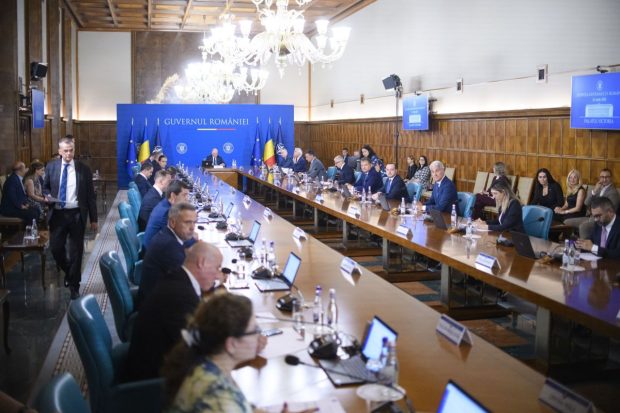 Bugetarii ar putea rămâne doar cu un spor de 300 de lei brut: guvernul Bolojan va lua decizia în ședință. Ce i-au cerut sindicaliștii lui Nicușor Dan