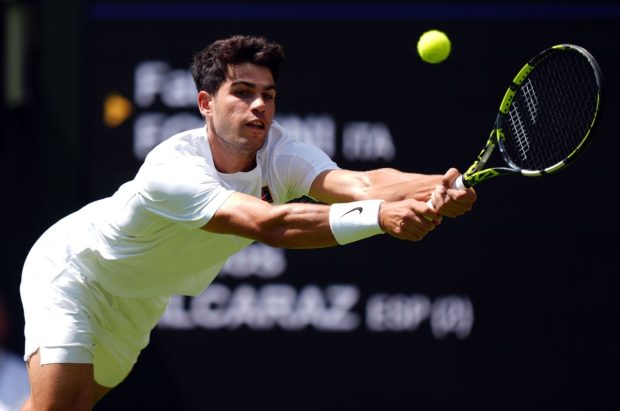 Carlos Alcaraz a întrerupt meciul împotriva lui Fabio Fognini, de la Wimbledon, pentru a-i da apă unui fan căruia i s-a făcut rău din cauza căldurii