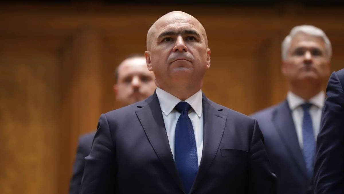 Imagine virală cu Ilie Bolojan. Cum s-a pozat la Palatul Victoria în prima zi ca premier