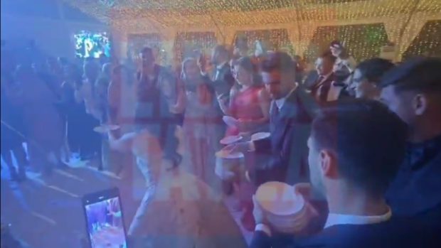 Cum s-au distrat Kira Hagi și Thomas Ferfelis la nunta de la Cernica Events. Imagini cu spargerea farfuriilor