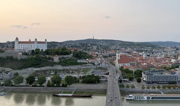 Spionaj, petreceri secrete și mese fastuoase. Povestea castelului cu bijuterii regale, de unde se văd trei țări