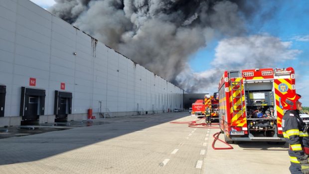 Incendiu puternic la un centru de logistică de pe Autostrada 1, a fost emis mesaj Ro-Alert. Norii uriași de fum se văd de la câțiva kilometri