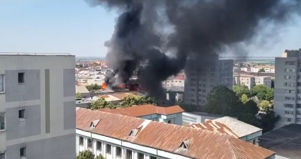 Acoperișul unui bloc din Slatina arde puternic. De la ce ar fi pornit focul: „Lucrări de hidroizolație, fără autorizație”