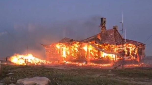 Staţia meteorologică de pe Vârful Vlădeasa din Cluj a ars într-un incendiu: „Extinderea focului, amplificată de vântul puternic de la cota 1800”
