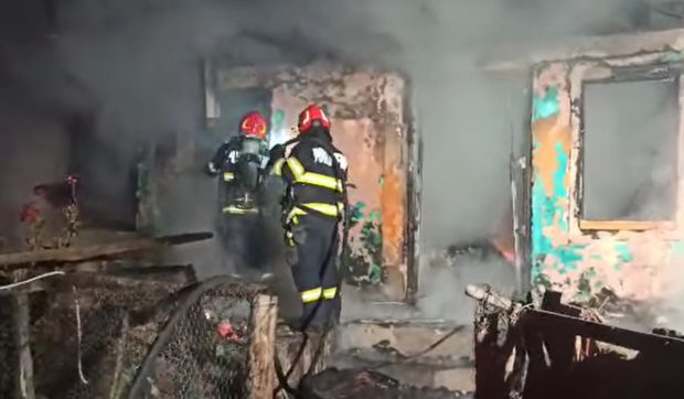 Un copil de 7 ani din Vaslui a murit carbonizat după ce casa în care stătea cu bunica lui a luat foc