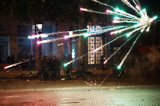 Noapte infernală în Franța, după victoria de vis a lui PSG în finala Ligii Campionilor: mașini incendiate, o crimă și manifestări violente. Peste 550 de oameni, arestați