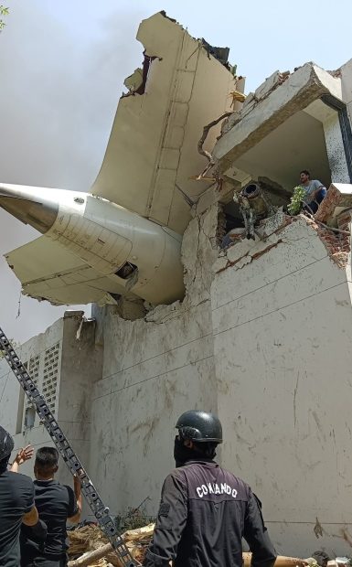 LIVETEXT Avion cu 242 de oameni la bord prăbușit după decolare, într-o zonă rezidențială. Un bărbat a supraviețuit miraculos