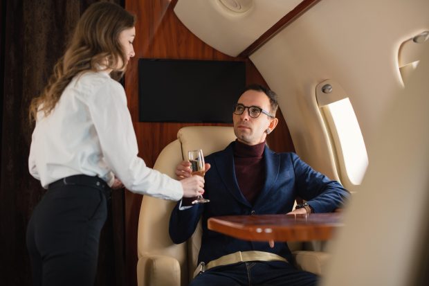Ce băuturi nu ar trebui niciodată consumate în avion. Explicațiile unei însoțitoare de bord