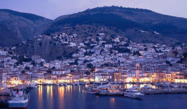 Insula grecească puțin cunoscută, la fel de frumoasă ca Santorini, dar mult mai liniștită pe timpul verii