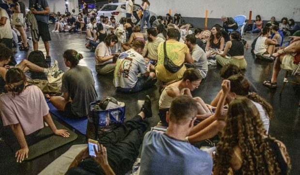 Sute de români vor să se întoarcă acasă din Israel și Iran. Autoritățile pregătesc evacuarea lor pe cale terestră