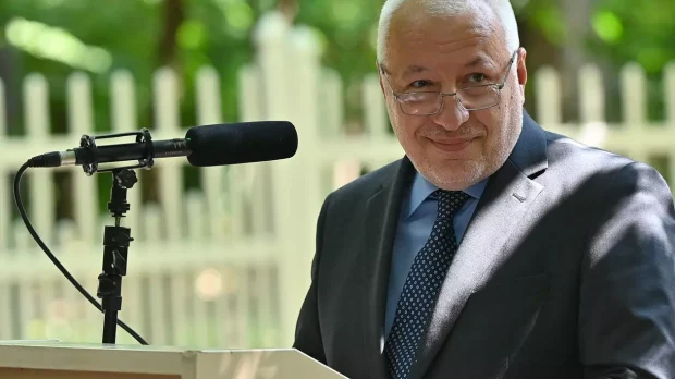 Neclaritățile concursului prin care Iulian Fota a ajuns conferențiar la Academia SRI. Cărțile au fost publicate după susținerea probelor, mai mult, ele sunt aproape identice. Cum explică fostul consilier prezidențial