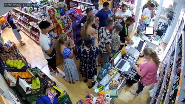 Jaf ca în filme în Ploiești. Cum au furat 50 de hoți produse dintr-un magazin, deși erau filmați. Unii au furat de două ori | VIDEO