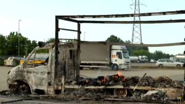 Jaf cu împușcături, la Milano: banda de hoți a dat foc la 6 mașini și a pus benzi de cuie pe jos, ca să poată fugi cu două camioane