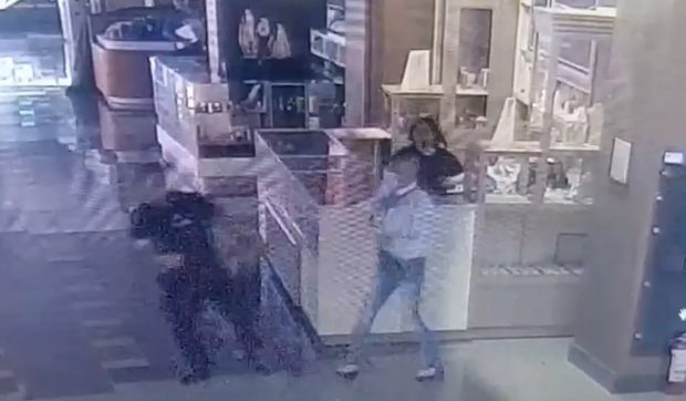Momentul în care o vânzătoare de bijuterii din Timișoara este tâlhărită cu brutalitate. Cu două zile înainte, atacatorul a furat aur de 300.000 de lei din alt magazin