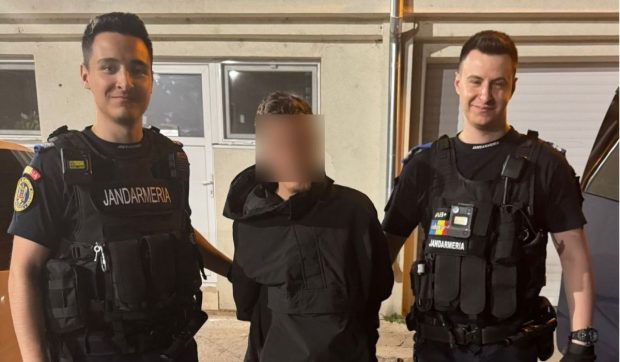 Un tânăr care dormea pe o bancă din Constanța a fost încătușat pe loc, după ce jandarmii și-au dat seama cine e