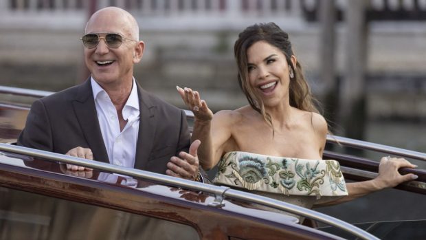 O femeie din Veneția, care are un stand de suveniruri, dezvăluie adevărata problemă a nunții lui Jeff Bezos: „Le pierd timpul polițiștilor și pompierilor”