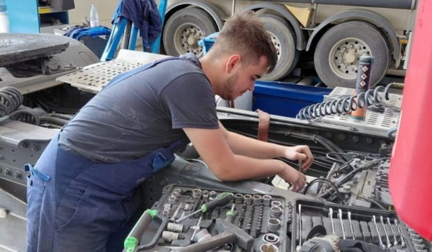 La 16 ani, un elev din Bihor ajunge în finala europeană „Young Car Mechanic”, din pasiune și ambiție