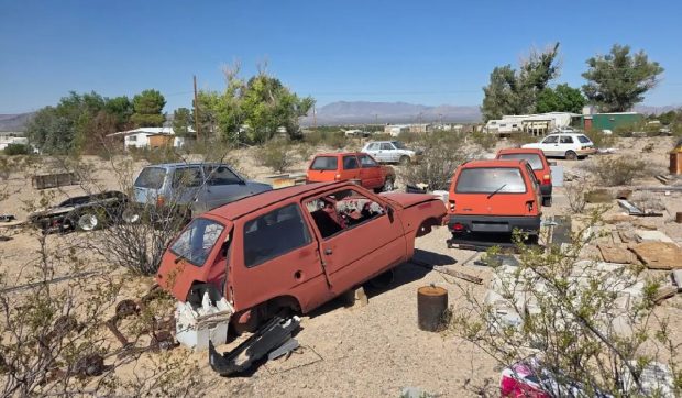 Nimeni nu știe exact cum au ajuns în America mașinile Lada Oka produse în Rusia sovietică și care ruginesc acum în Colorado