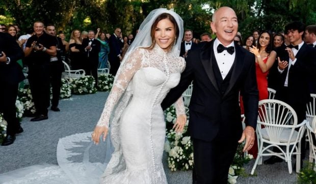 Imagini de la nunta lui Jeff Bezos cu Lauren Sánchez. Mireasa a purtat o rochie de 500.000 de dolari
