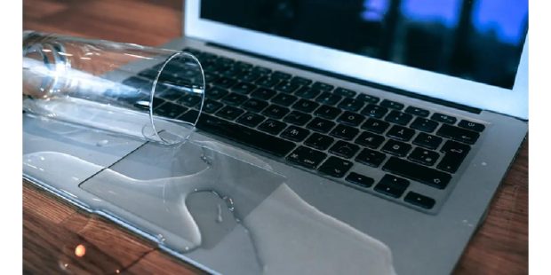 Ce trebuie să faci dacă verși lichid pe un MacBook, iPhone sau iPad: cum să limitezi daunele și să îți protejezi datele