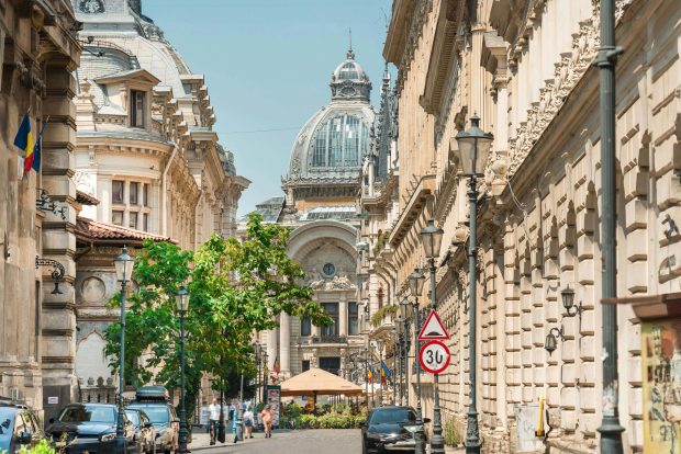 Vara asta, explorează capilata și împrejurimile! Alege serviciul de rent a car București ca punct de plecare