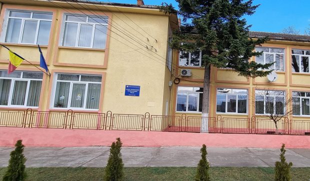 Liceul sătesc care „atacă” Bac-ul exclusiv cu „veterani”. Din toamnă, dispare și varianta seralului: „Rămânem doar cu profesionala”