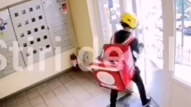 Un livrator din Cluj a lăsat comanda la ușa clientei doar cât să-i facă o poză, apoi a plecat cu tot cu mâncare