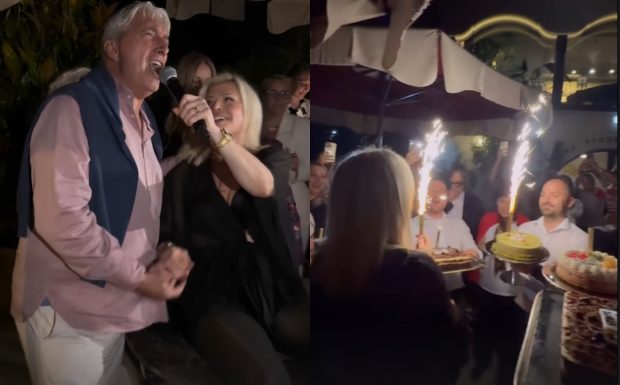 Imagini de la petrecerea Loredanei Groza, care a împlinit 55 de ani. A cântat alături de mama ei și s-a distrat alături de Iulia Vântur și Andreea Esca