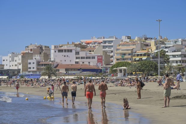 Interdicții în destinațiile turistice de vară. Unde nu poți face castele de nisip pe plajă și unde nu ai voie să stai prea mult nemișcat într-un loc