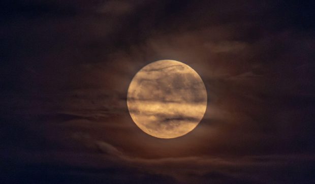 Luna este acoperită de mărgele minuscule din sticlă, au descoperit astronauții Apollo. Și acum știu și motivul