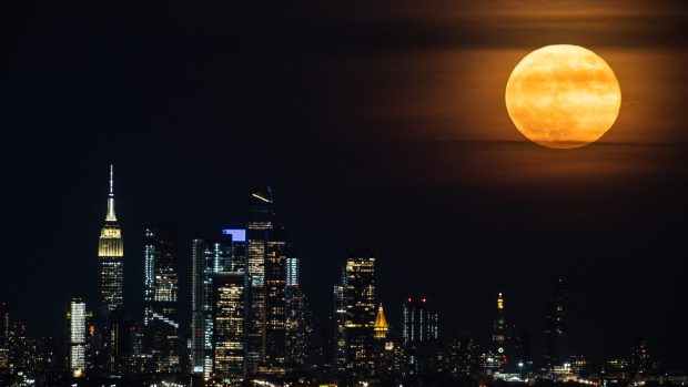 „Luna Căpșună” 2025: Luna plină din iunie este pe cale să doboare un record anual. Când poate fi văzut fenomenul astronomic inedit