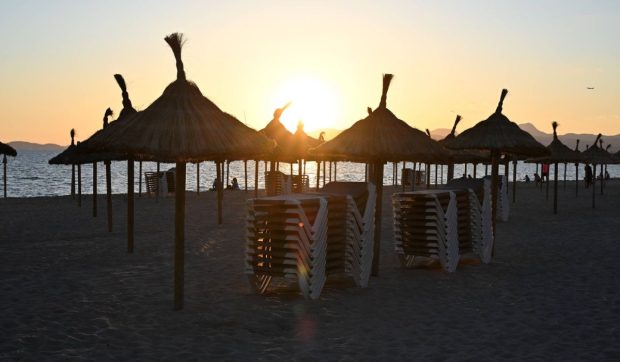 Plajele din Mallorca rămân fără șezlonguri: „S-au săturat să nu mai aibă loc nici pentru un prosop”